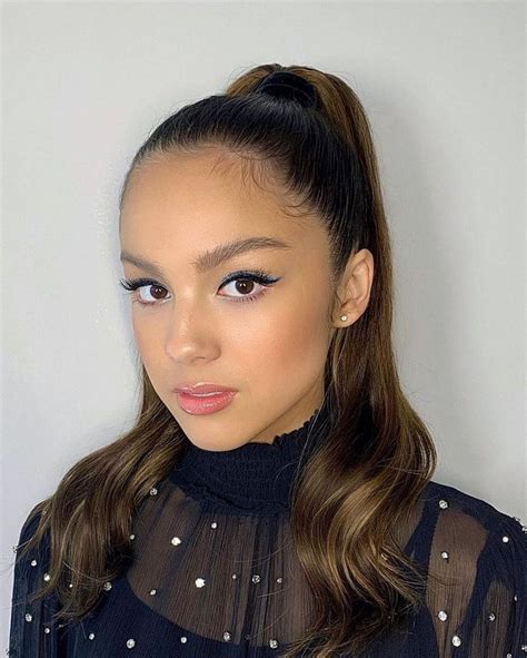 17 Olivia Rodrigo Hairstyles That Will Make You Want。